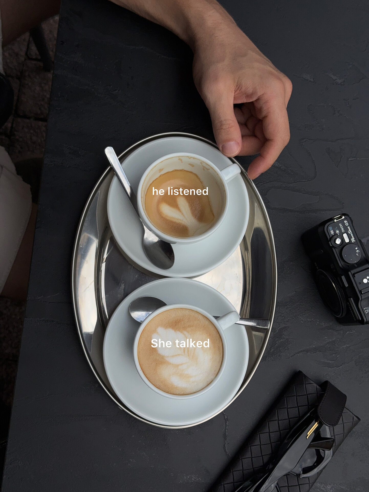 Zwei Kaffeetassen auf Tablett