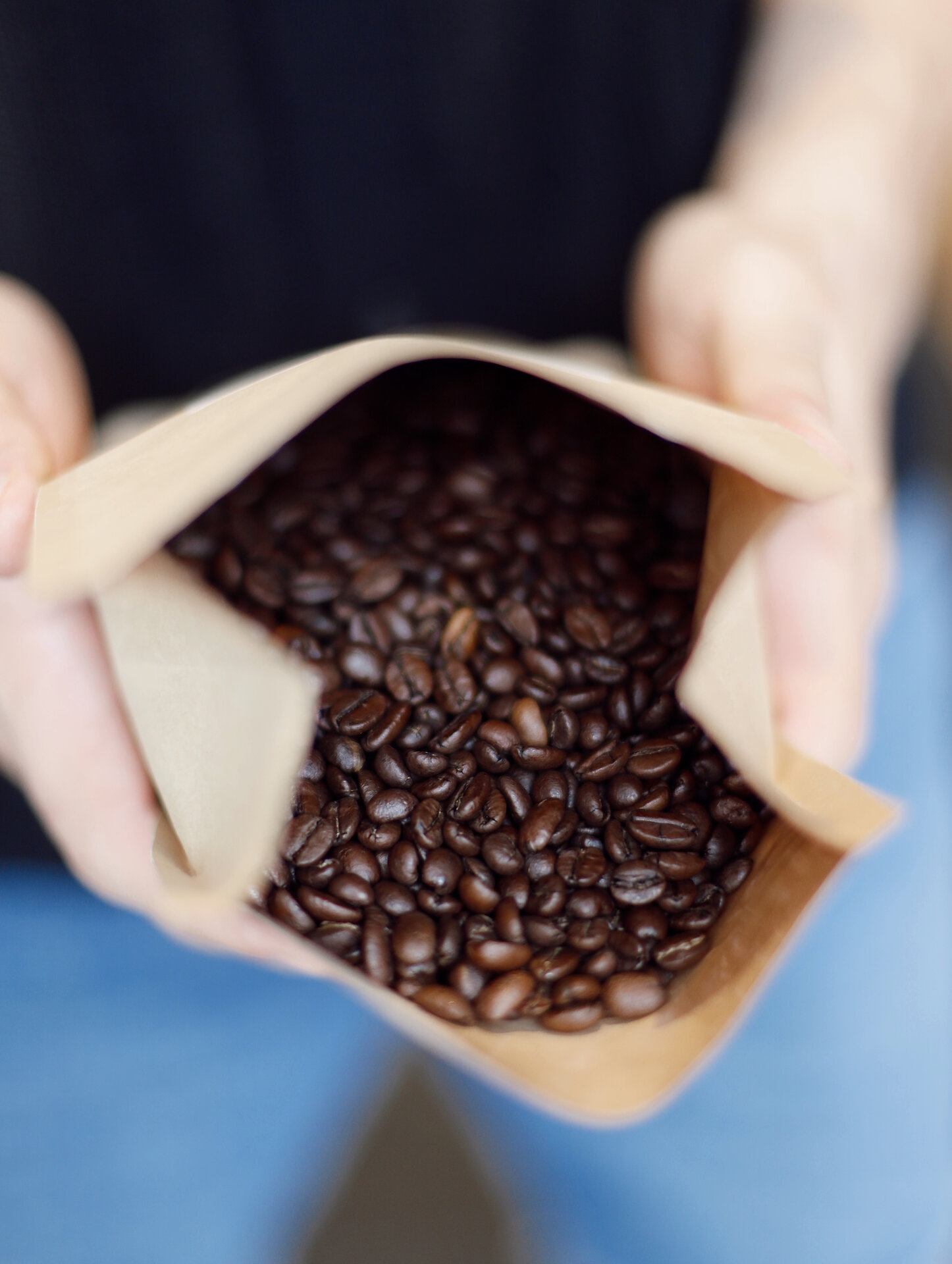 Kaffebohnen in brauner Tüte