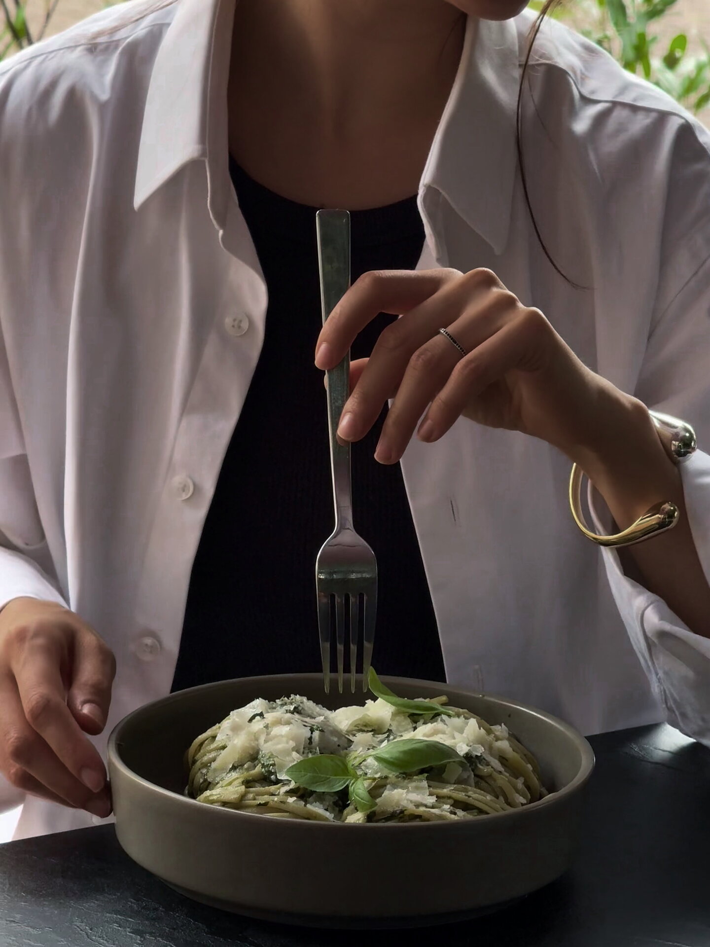 Frischer Salat mit Tomaten, Mozzarella und Basilikum