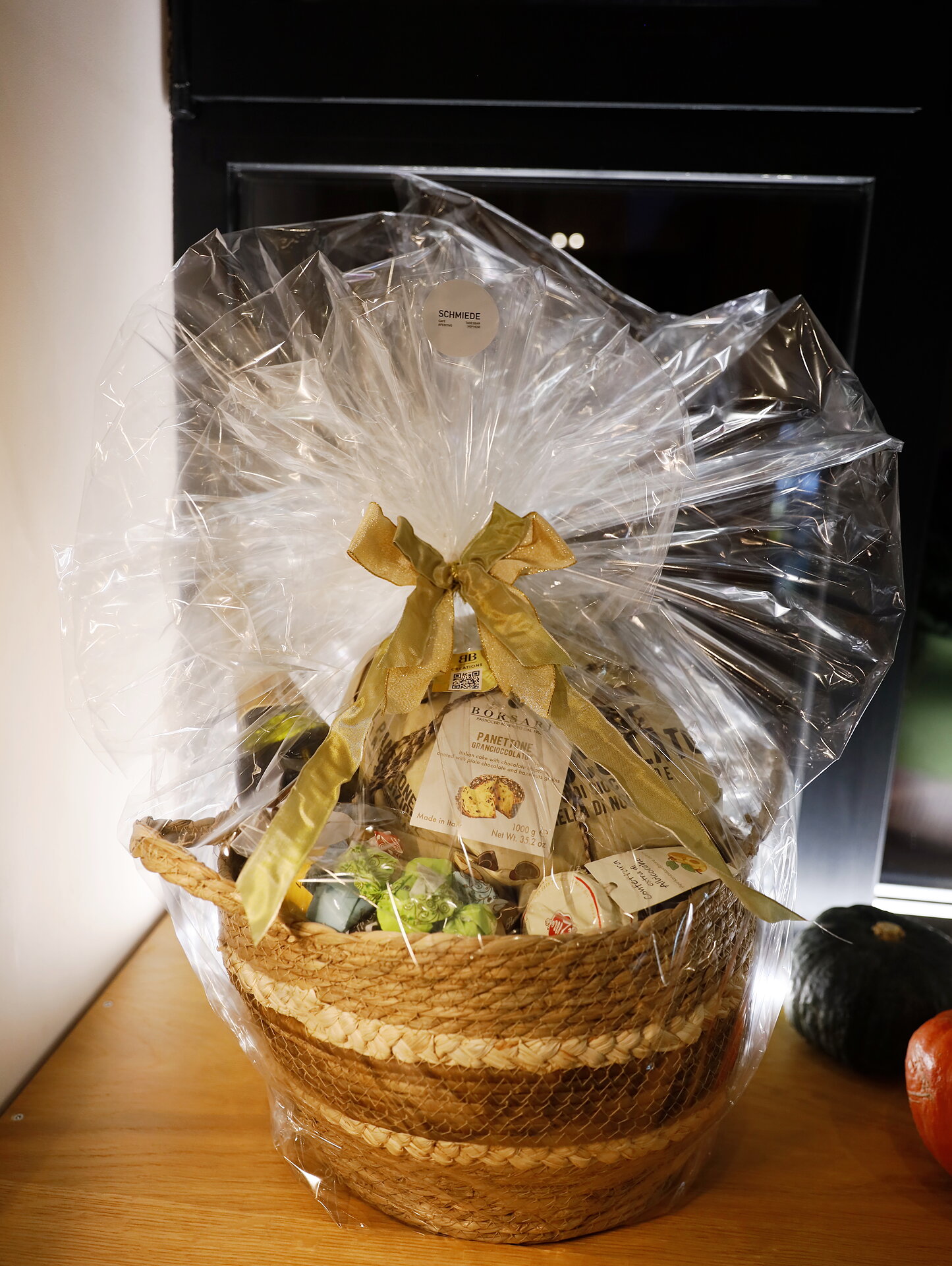 Geschenkkörbchen mit Schokolade & Wein