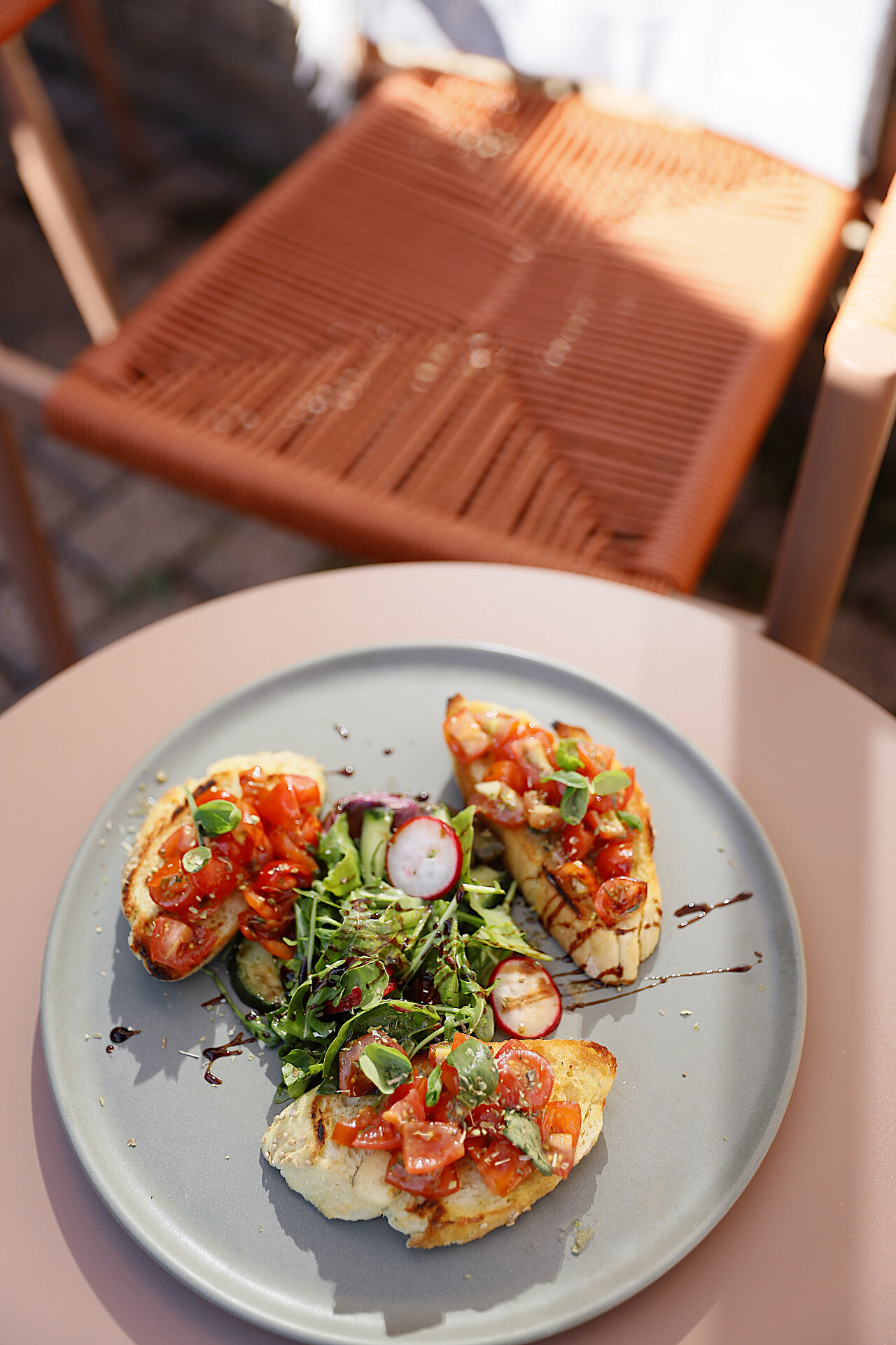Bruschetta / Crostini auf grauem Teller