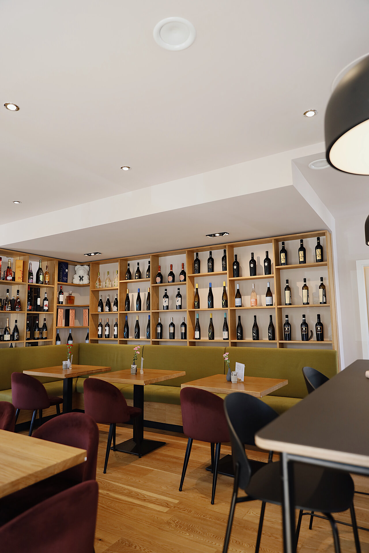 Weiter Innenraum mit Regalen