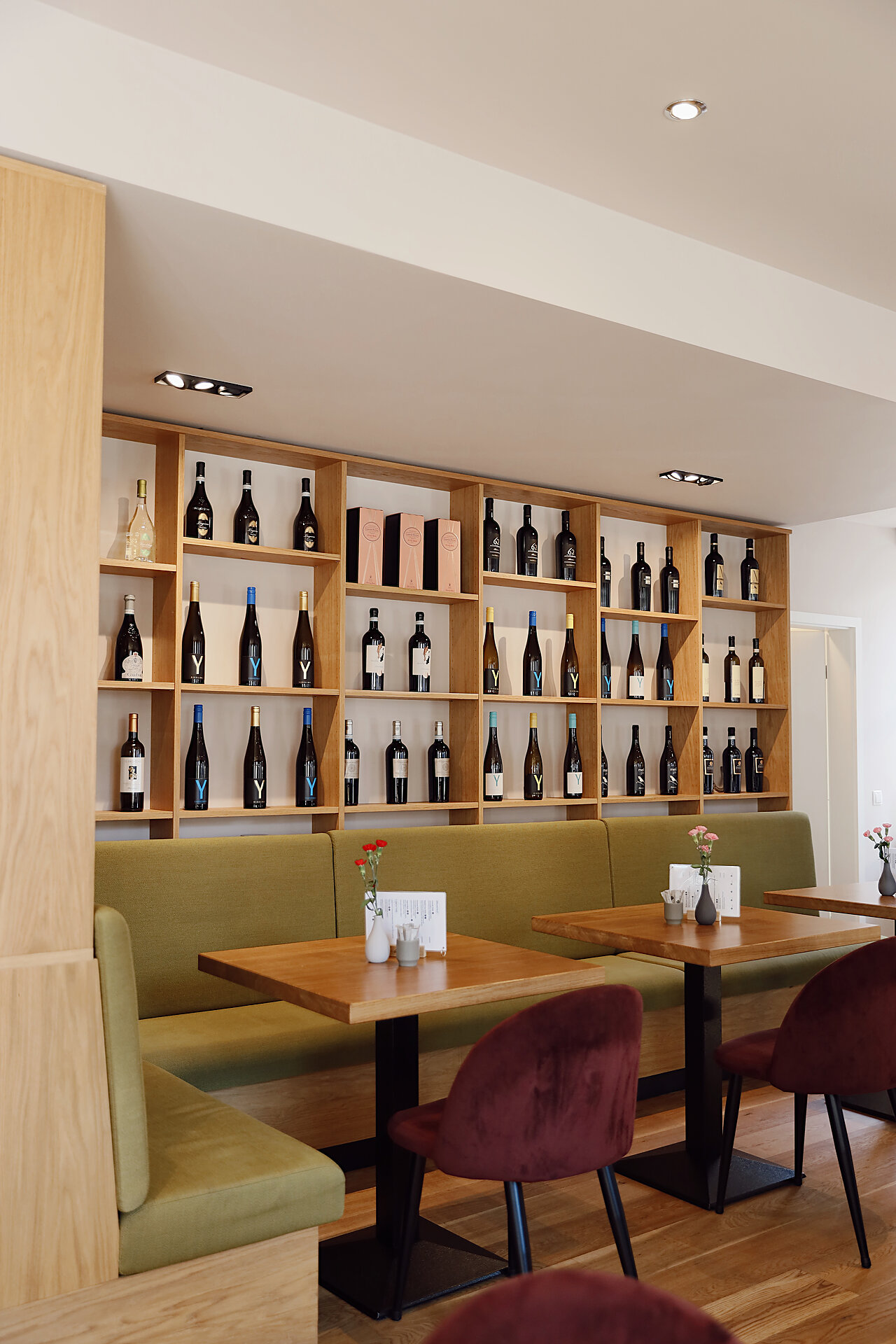 Innenraum mit Weinwand