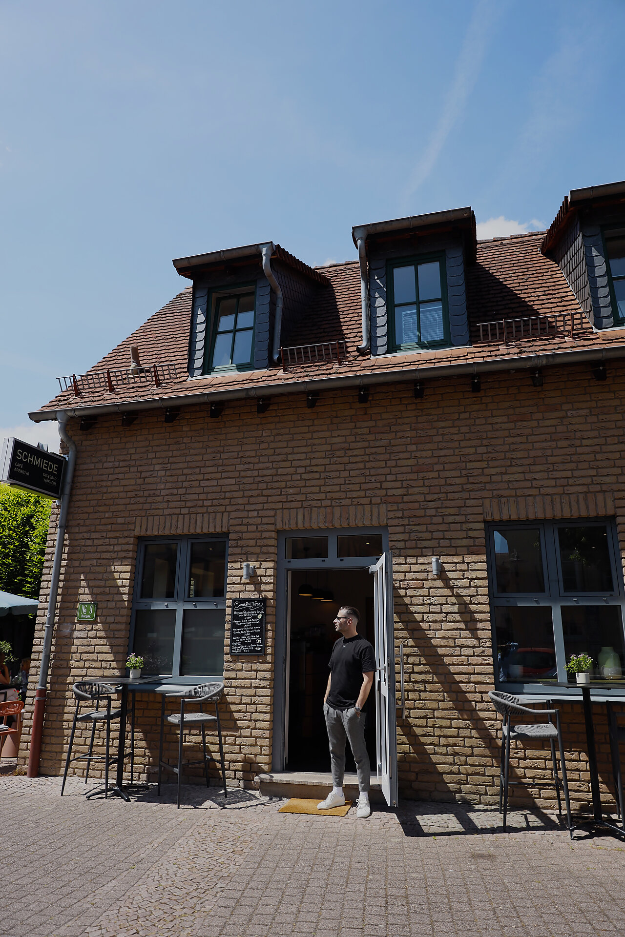 Gebäudeansicht – Eingang